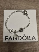 Srebrna bransoletka Pandora z charmsami