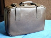 Sprzedam nie dużą walizeczkę z czasów PRL-u dość używana lekko uszkodzona