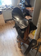 Siodło wrzestrone  oraz ogłowie i popręgiem 