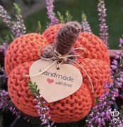 Dynia z wełny wykonana na szydełku.