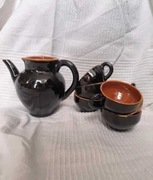 Gliniane ceramiczne filiżanki i dzbanek vintage