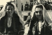 Zdjęcie z albumu żołnierza Wehrmachtu 1941 kobiety z Bałkanów stroje ludowe