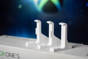 Uchwyt ścienny do konsoli Xbox One X komplet