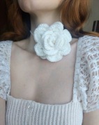 Biały choker na szydełku, broszka
