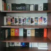 40 pudełek po telefonach