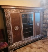 Unikatowy komplet gabinetowy – biurko  witryna krzesło ręcznie rzeźbiony 