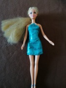 Lalka Barbie blondynka w turkusowej sukience mini.