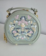 Okrągła torebka damska z pastelowym haftowanym wzorem kwiatów