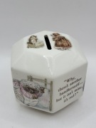 Porcelanowa, sześciokątna skarbonka The Tale of Mrs. Tiggy-Winkle Wedgwood