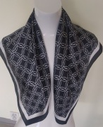 Primark Elegancka markowa czarno biała apaszka 70x70cm.