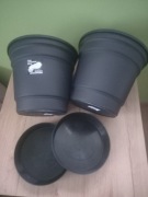 Zestaw 2 większych doniczek plastikowych z podstawkami