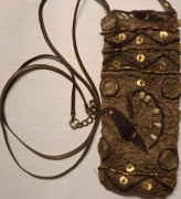 Indyjska mini torebeczka na mosiężnym łańcuszku.