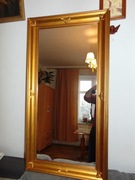 Lustro w złotej ramie