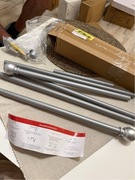 Srebrny karnisz do zasłon 40–65 cm z kulistymi zakończeniami