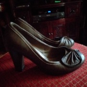 CLAUDIA GHIZZANI Piękne, khaki czółenka na obcasie 36