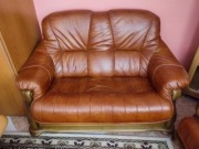 Dwie kanapy skórzane. Pierwsza za 2.000 zł., druga za 1.500 zł.. 