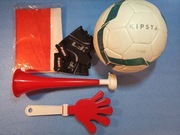 ZESTAW KIBICA: FLAGA POLSKI, WUWUZELA, KOŁATKA, PIŁKA, RĘKAWICZKI.