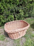 wiklinowy kosz na rower z kratką zabezpieczającą