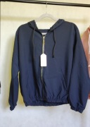 Granatowa bomberka z kapturem – stylowa, wygodna i nowa!