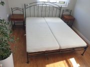 Łóżko stalowe kute 160x200 + 2 kute drewniane stoliki.
