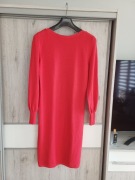 Czerwona sukienka dzianinowa z ozdobnymi rękawami