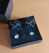 srebrne kolczyki sztyfty czarne różyczki