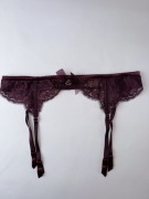 pas do pończoch koronkowy bordowy satynowy ozdobny z kokardką s