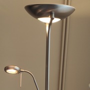 Stalowa lampa podłogowa