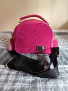 Torebka damska listonoszka fuksja Sacco na odpinanym regulowanym pasku 