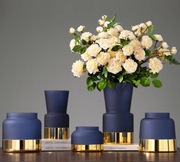 3 szklane wazony z matowego kobaltowego szkła ze złotą metalową podstawą