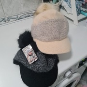 Wełniana czapka z daszkiem kolor beż. Czapka ciepła wyłożona polarem