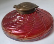 Secesja kałamarz szkło czerwone iryzowane Kralik Draped