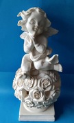 figurka ceramiczna - Aniołek siedzący na kwiatowej kuli