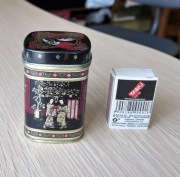 Miniaturowa puszka metalowa. Mały pojemnik kolekcjonerski Vintage