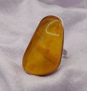 Srebrny pierścionek z bursztynem