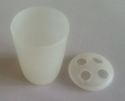 biały kubek na 4 szczoteczki do zębów do