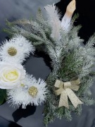 Biały stroik / wianek nagrobny ze złotą kokardą 