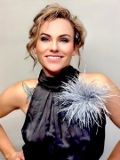 2 broszki ze strusich piór Szara