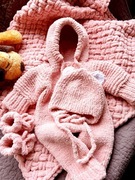 Ręcznie robiony zestaw dla niemowlaka 0–3m – kocyk,kombinezon,czapka,buciki