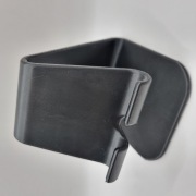 Stojak na telefon na biurko z wycięciem na kabel