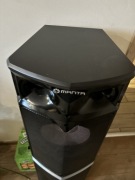 Dwa głośniki z konsolą