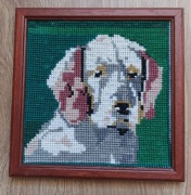 obraz haftowany w ramce na ścianie wielkości dłoni labrador