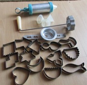 PRZYRZĄDY DO DEKORACJI TORTÓW i WYCISKANIA CIAST PRL-16szt jako kpl