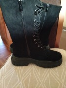 Czarne zamszowe workery