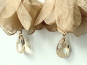 Piękne kolczyki szyfonowe beżowe z kryształem