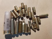 stare łuski zestaw różny kaliber, gazeta na celowniku i książeczka