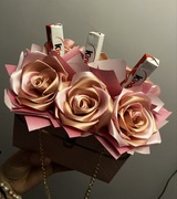 Dzień kobiet Box z kwiatami i słodyczami 