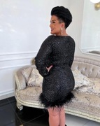 Sukienka plus size z piórkami czarna 