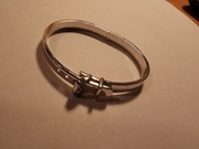 Sztywna bransoletka w kształcie paska