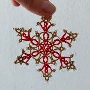 Dekor na choinkę śnieżynka frywolitka czerwono-zlota